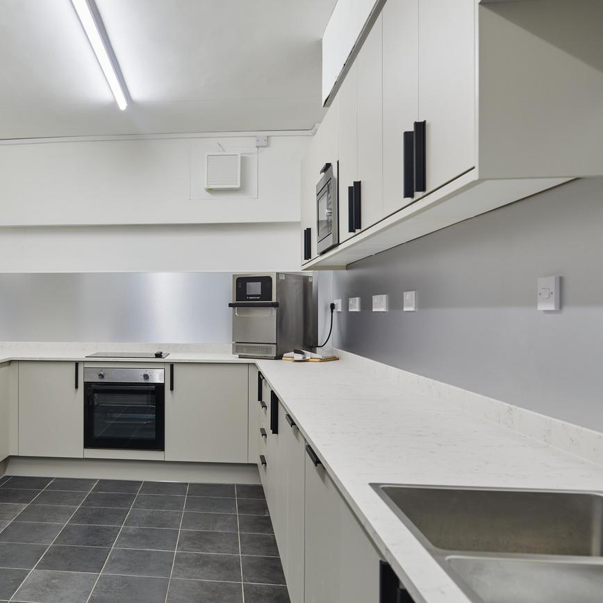 Greenwich Sandstone Alt Set Shot Influencer Gill